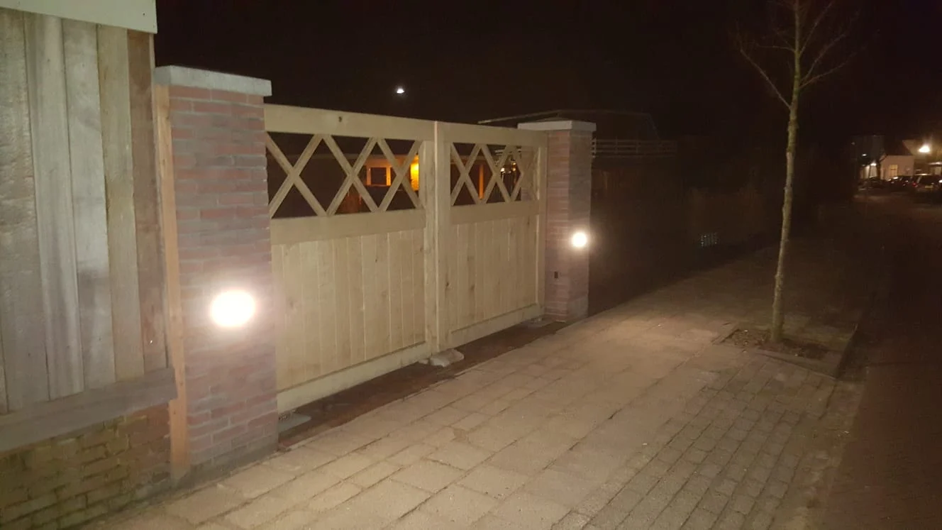 Houten poort en metselwerk bij een entree